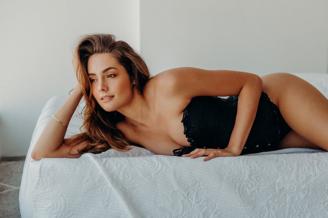 GLIJMIDDELEN Verkoop -GLIJMIDDELEN Verkoop free photo of young woman posing in lingerie